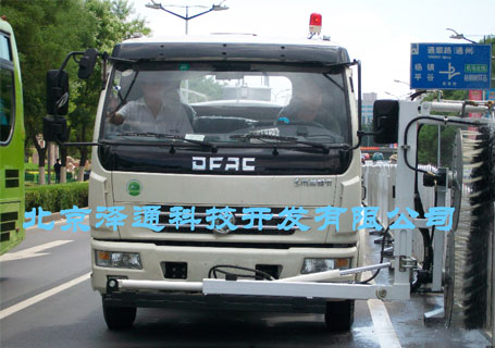 泽通ZTHL-2001第二代多功能城市护栏清洗车