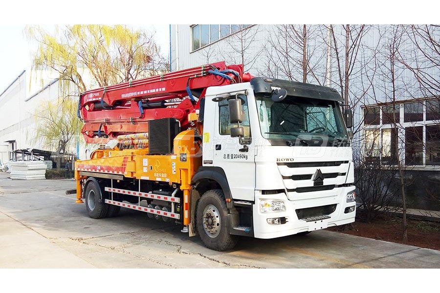 青岛科尼乐ZZ5207N4617E1重汽豪沃33米混凝土泵车